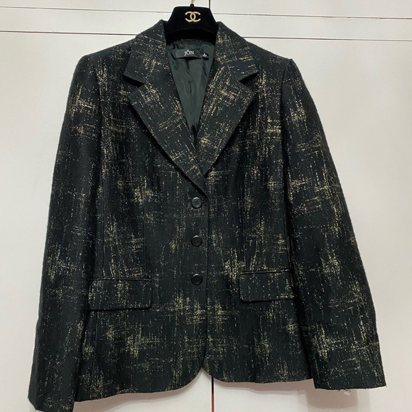 Stunning black blazer with gold shimmer details - Picture 3 of 7